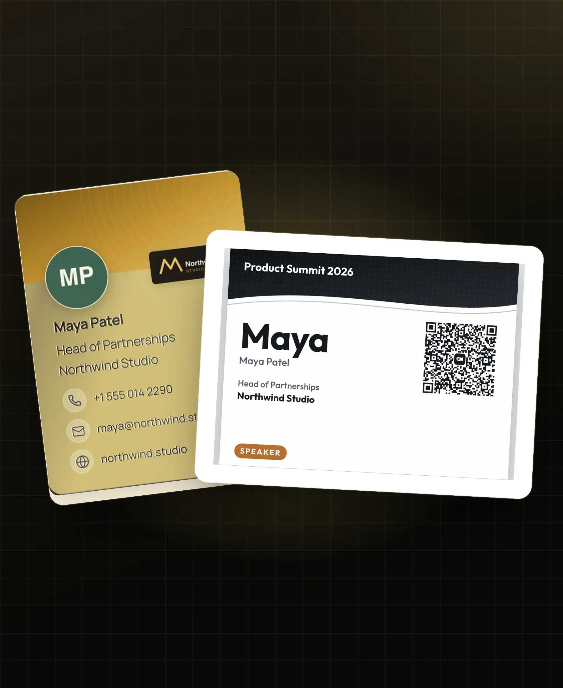 Une carte de visite numérique à côté d'un badge d'événement avec QR code de contact