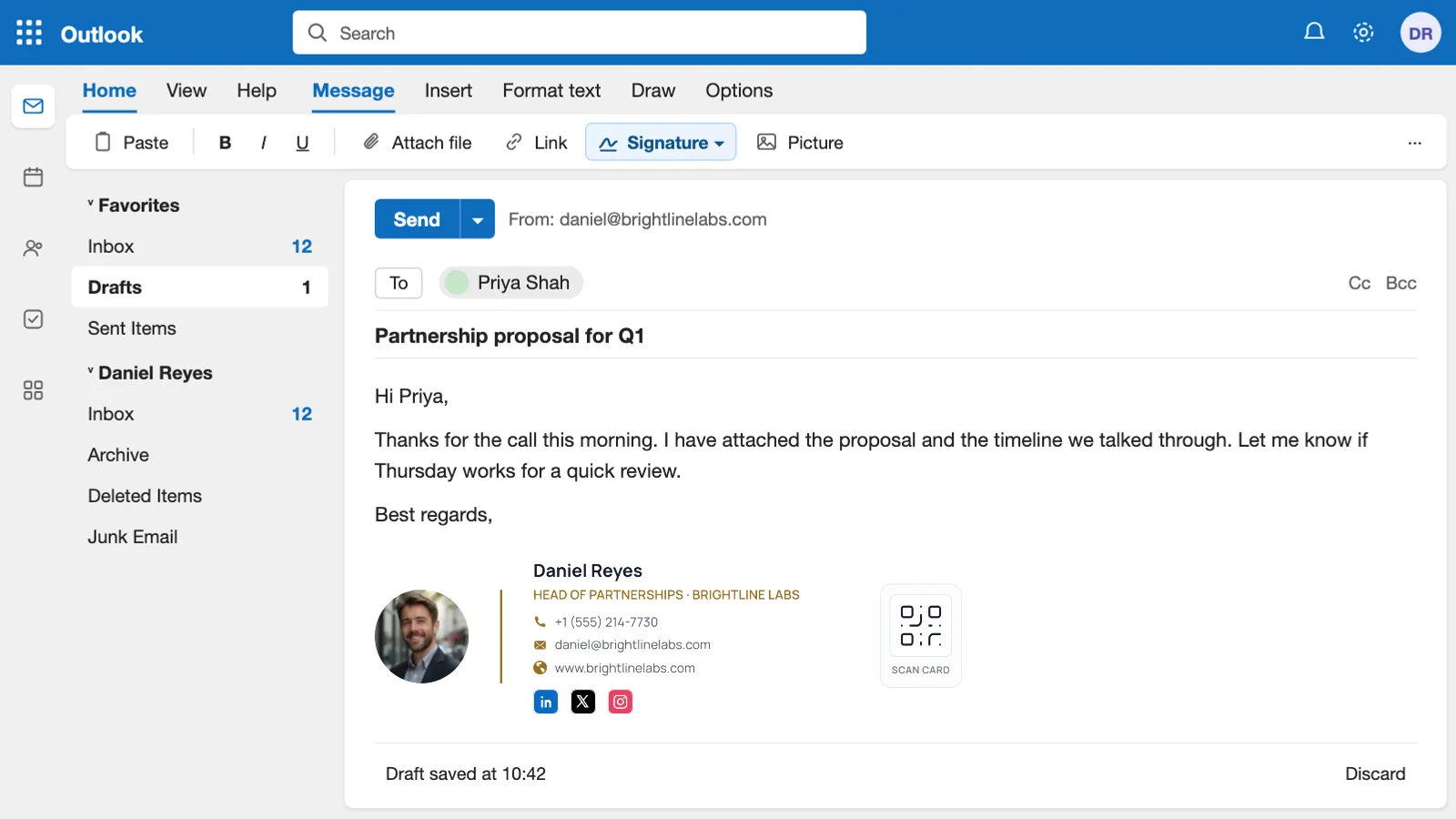 Новое письмо в веб-версии Outlook с оформленной подписью: фото, имя, должность, контакты и QR-код