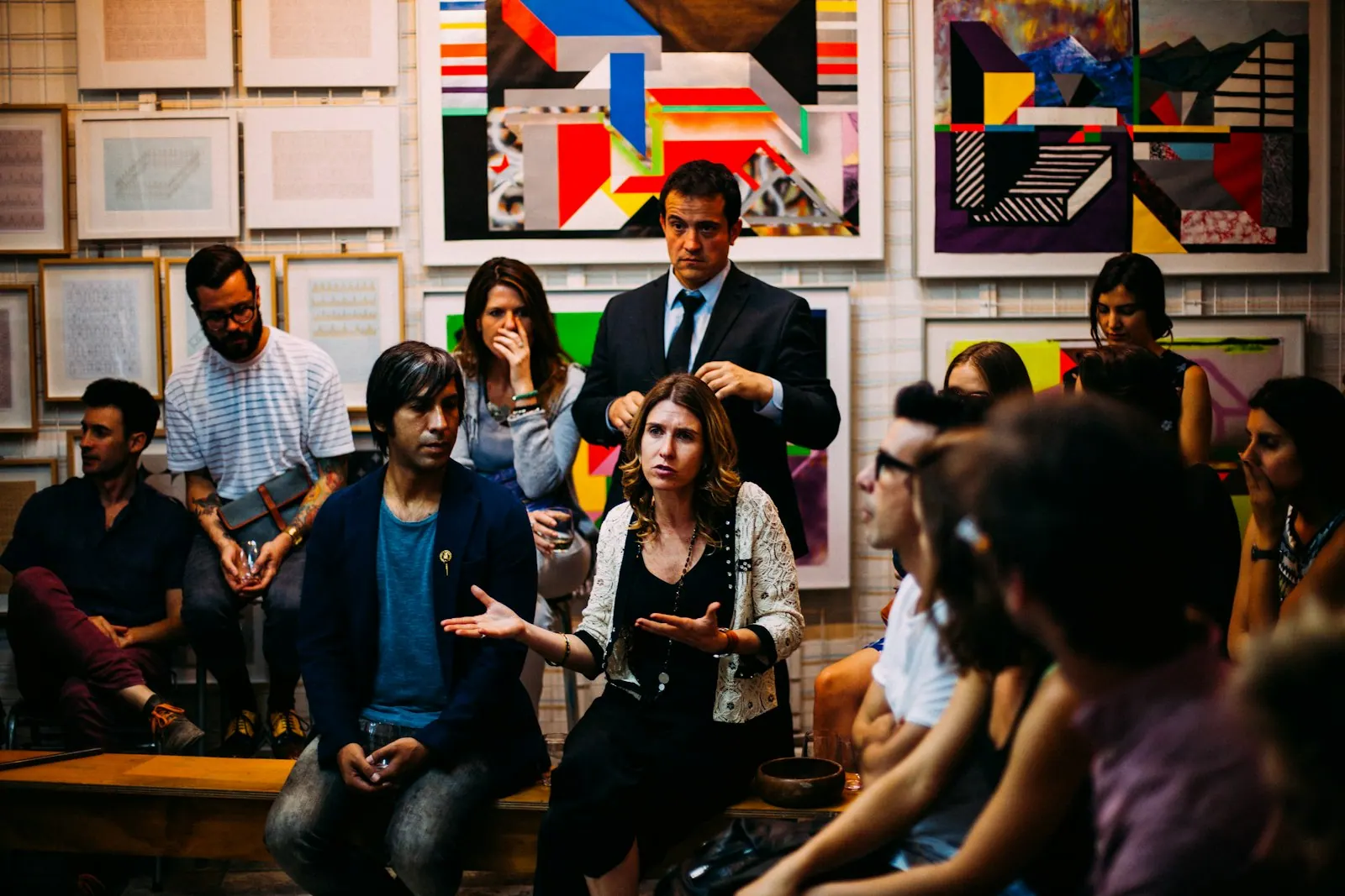 Personnes en pleine discussion lors d'un meetup communautaire