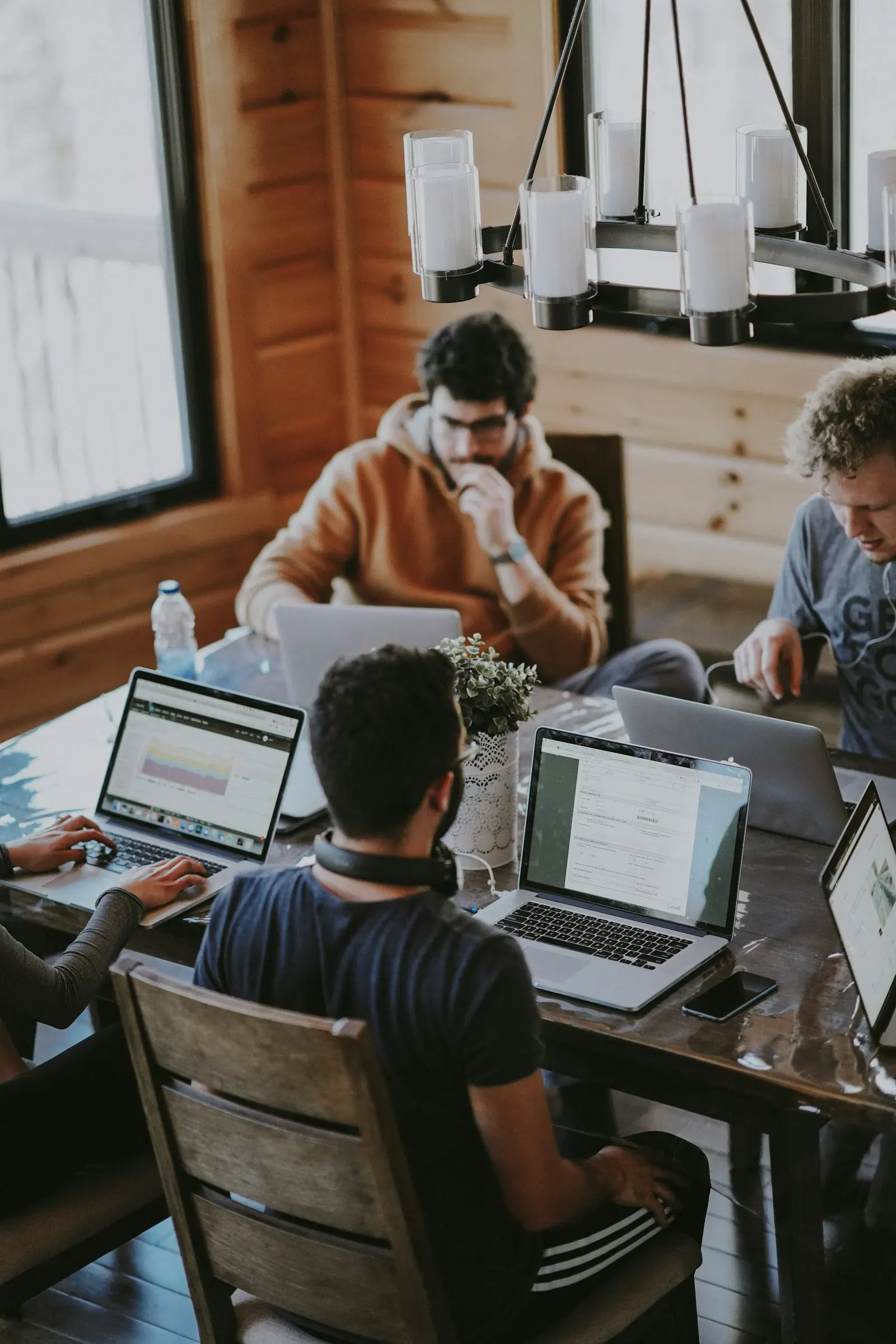 Equipo alrededor de una mesa guardando contactos y notas después de las reuniones