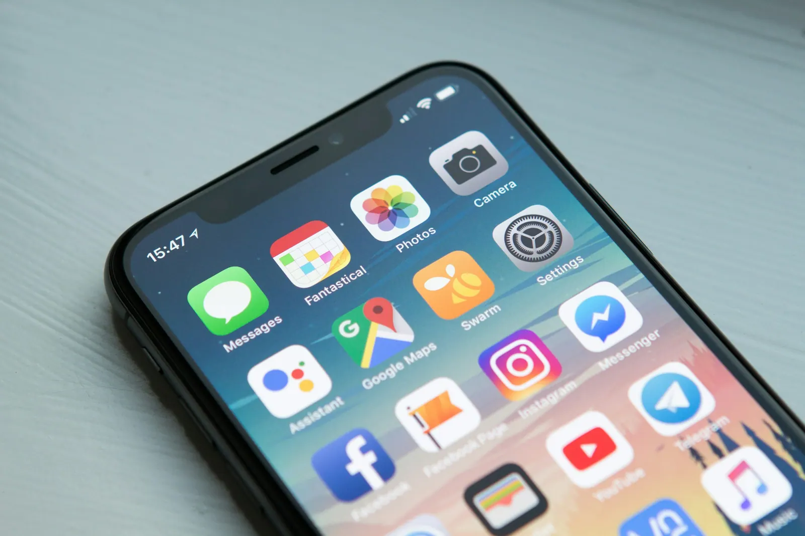 Pantalla de inicio de un iPhone lista para compartir una tarjeta de visita digital