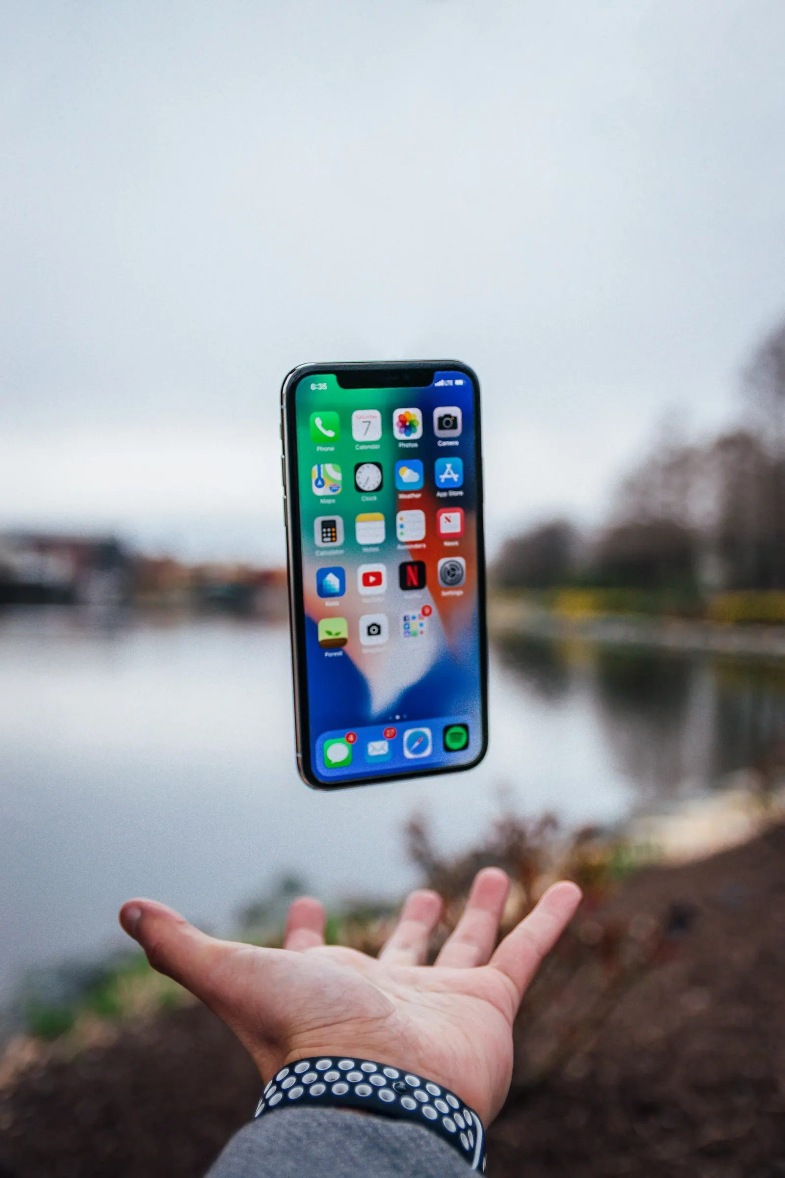 iPhone extendido para compartir una tarjeta de visita digital con cualquiera
